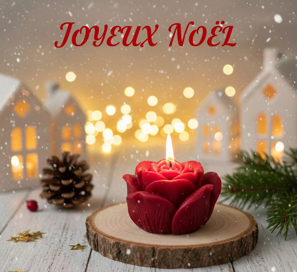 Bougie artisanale allumée dans un décor de Noël chaleureux avec l'inscription Joyeux Noël