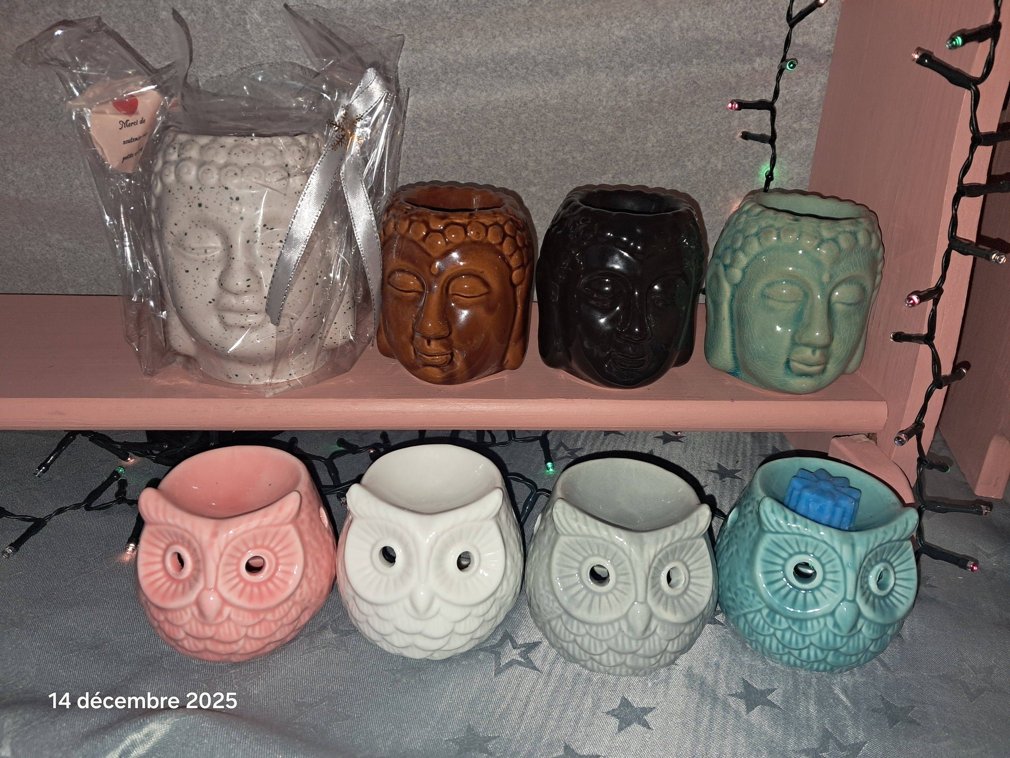 Collection de brûle-parfums chouette en céramique : modèles rose, blanc, argent et cyan. Accessoires de diffusion pour fondants parfumés et décoration d'intérieur Lueur de Sœurs.