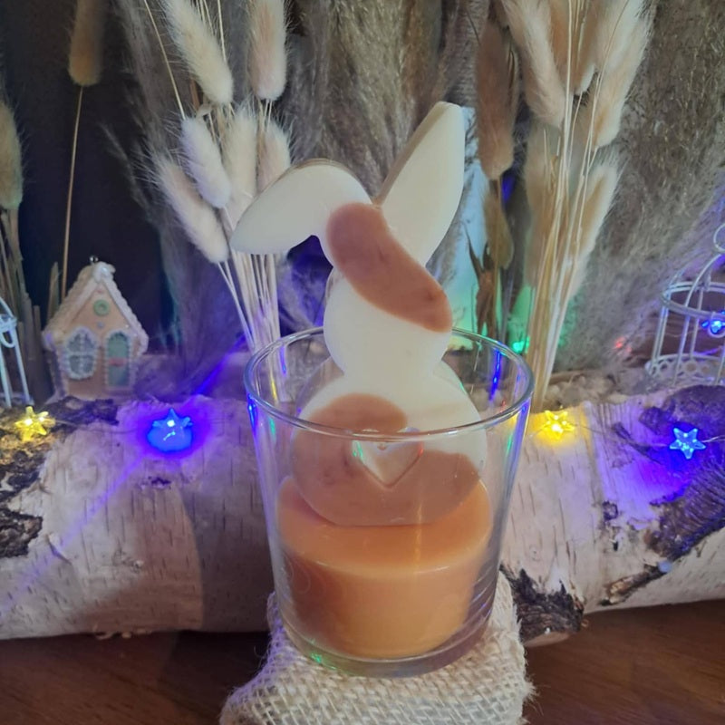 Bougie artisanale représentant un petit lapin bicolore avec un cœur sculpté, en format contenant en verre de 265g, décoration de chambre et cadeau de naissance.