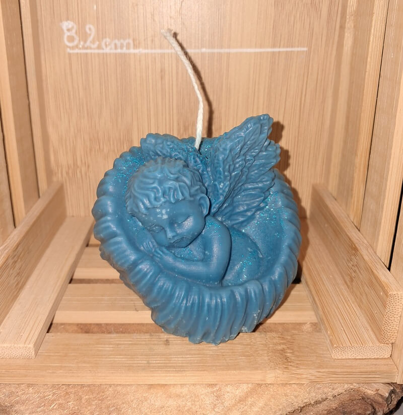 Bougie artisanale en forme d'ange bleue, faite main. Une décoration symbolique pour le bien-être, la protection et les fêtes de fin d'année.