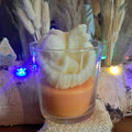 Bougie artisanale en forme d'ange stylisé sur un nuage, lignes douces et apaisantes, dans un pot, disponible en formats 132g et 265g, décoration spirituelle et cocooning.