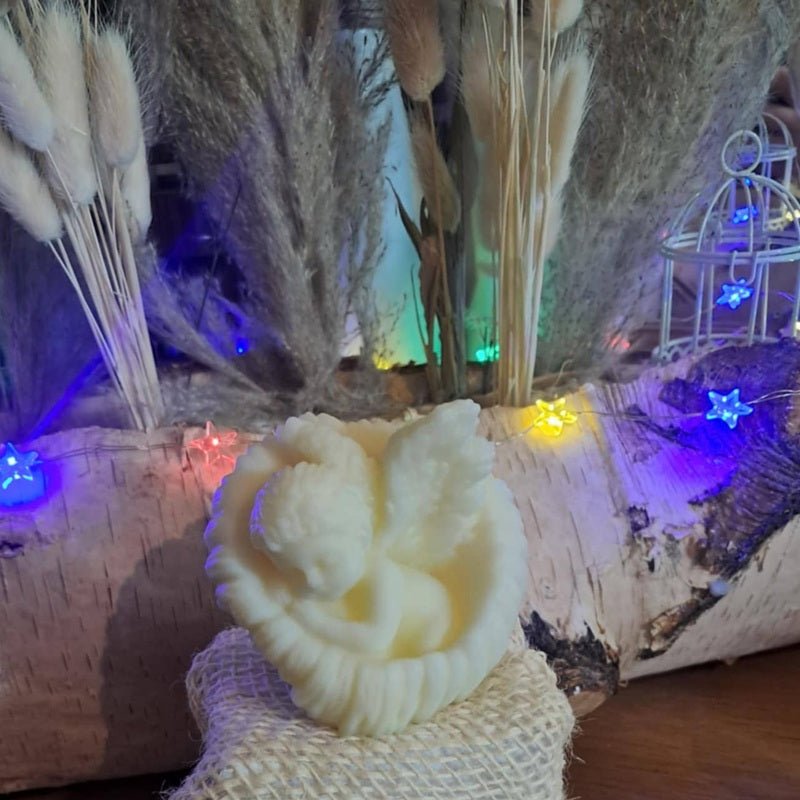Bougie artisanale en forme d'ange stylisé sur un nuage, lignes douces et apaisantes, disponible en formats 132g et 265g, décoration spirituelle et cocooning.
