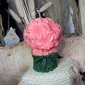 Bougie artisanale sculptée en forme de bouquet de fleurs de lys, tiges vertes et fleurs personnalisables, style élégant et prestigieux pour décoration d'intérieur.