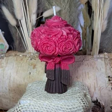 Bougie artisanale en forme de bouquet de roses liées, avec tiges vertes et roses de couleur personnalisable, sculpture fine en cire naturelle.