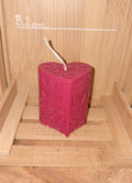 Bougie artisanale en forme de cœur avec le mot LOVE gravé en relief sur toute la surface, idéale pour un cadeau romantique ou une décoration de Saint-Valentin.