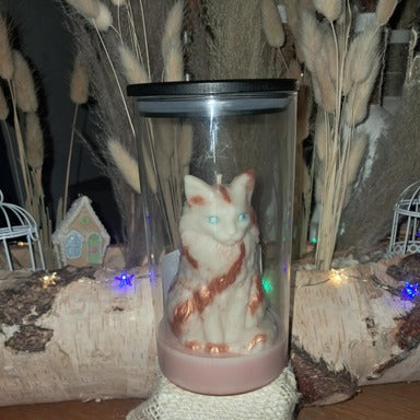 Bougie artisanale orignale en forme de chat blanc et marron, design élégant et zen dans son pot en verre.
