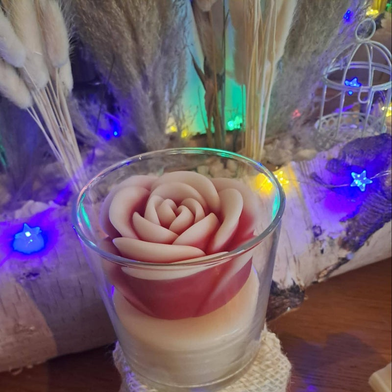 Bougie artisanale en forme de bouton de rose sculpté avec des pétales détaillés, disponible en deux tailles, décoration florale romantique.