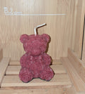 Bougie artisanale en forme d'ourson entièrement recouverte de roses sculptées, design floral et texturé, idéale pour une décoration de Saint-Valentin positive et élégante.