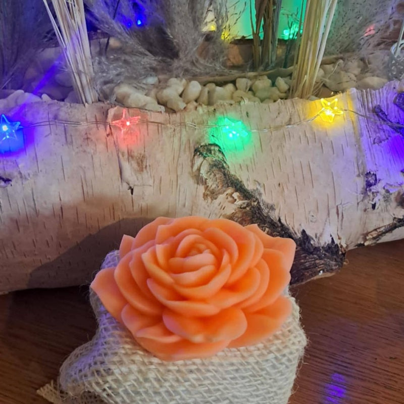 Bougie artisanale en forme de rose totalement épanouie, détails minutieux des pétales ouverts, cire naturelle, poids 60g, idéal pour cadeau de fête des mères.
