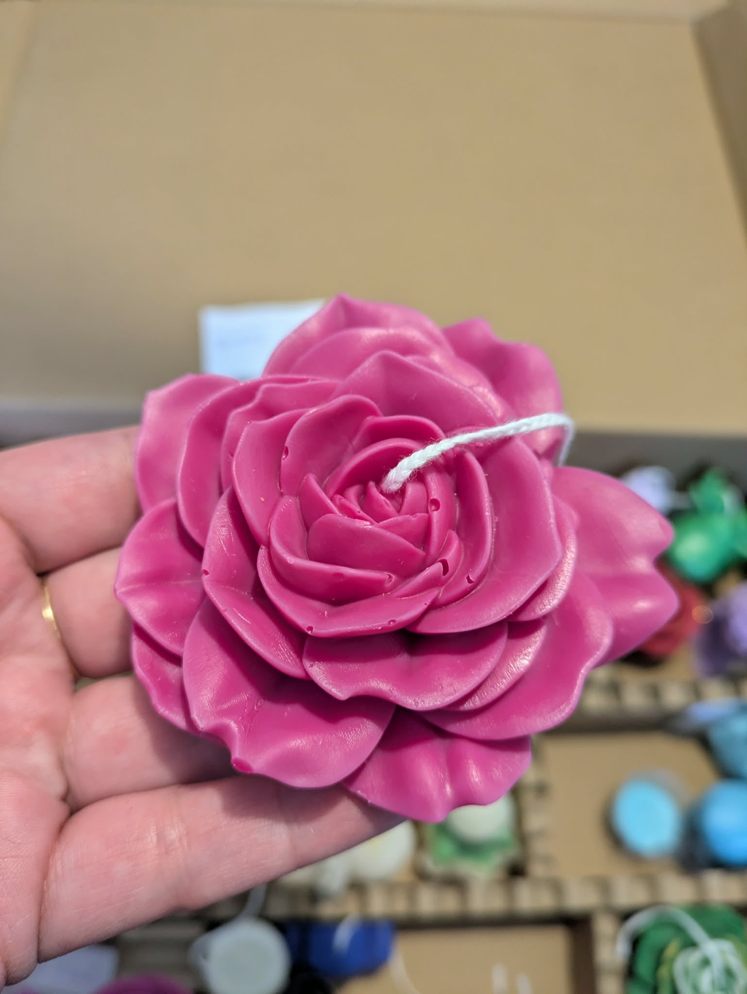 Bougie artisanale en forme de rose rose, faite main. Une décoration florale élégante et romantique pour un cadeau plein de tendresse et de passion.