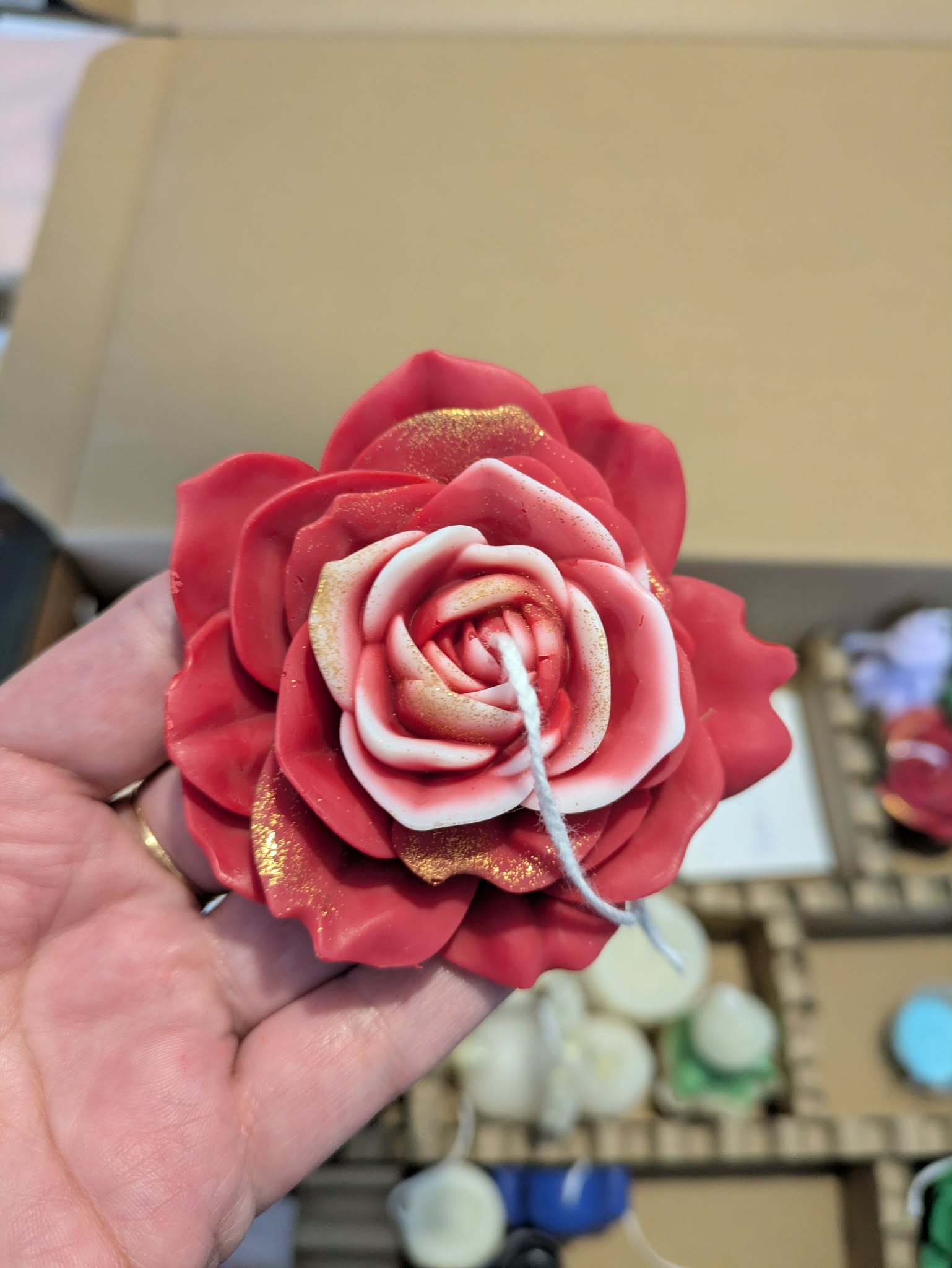 Bougie artisanale en forme de rose rouge, faite main. Une décoration florale élégante et romantique pour un cadeau plein de tendresse et d'amour.