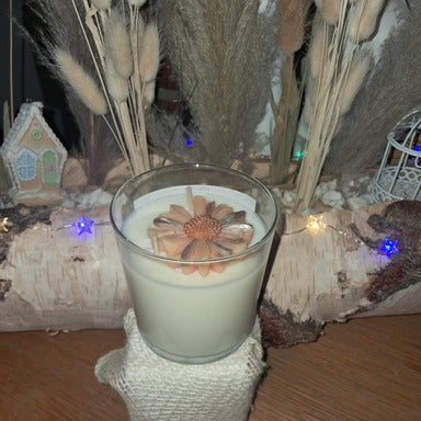 Bougie artisanale dans un contenant en verre, décorée d'une marguerite colorée en cire à la surface, style champêtre et romantique, poids 265g.