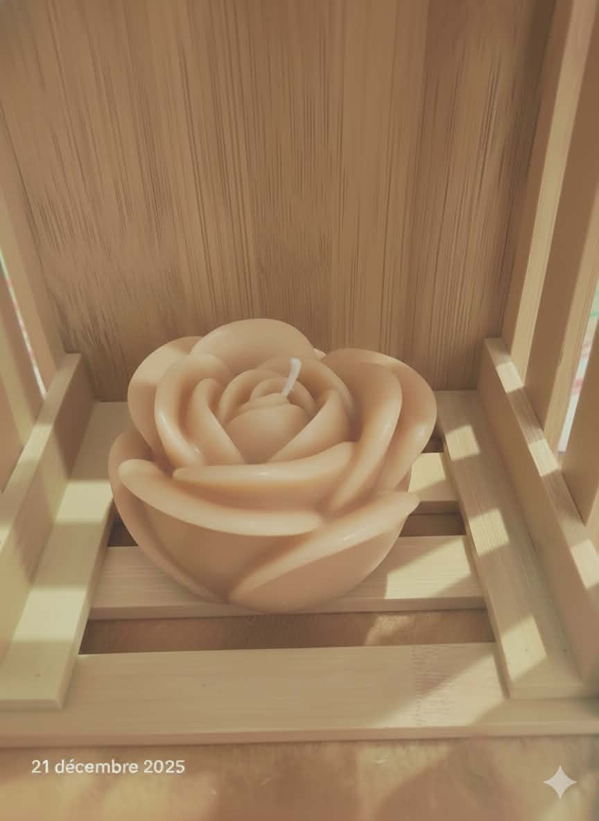 Bougie artisanale en forme de rose fermée délicatement sculptée, idéale pour une décoration romantique, un cadeau de Saint-Valentin ou de Fête des Mères.
