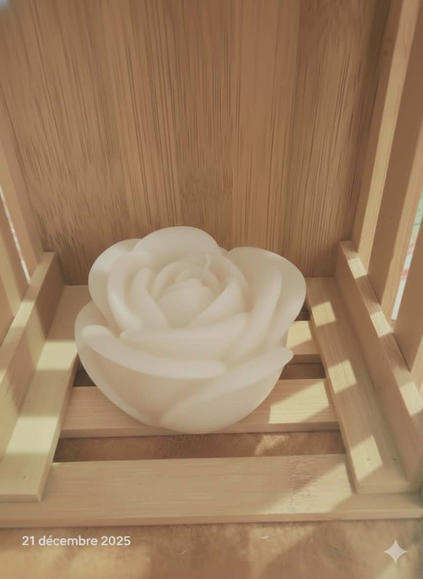 Bougie artisanale en forme de rose fermée délicatement sculptée, idéale pour une décoration romantique, un cadeau de Saint-Valentin ou de Fête des Mères.