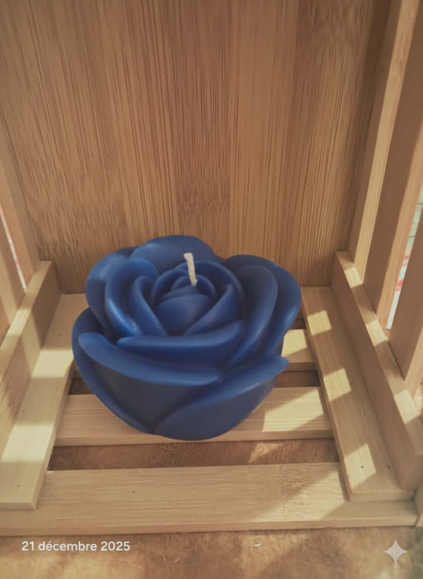 Bougie artisanale en forme de rose fermée délicatement sculptée, idéale pour une décoration romantique, un cadeau de Saint-Valentin ou de Fête des Mères.