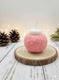 Bougie artisanale en forme de boule de Noël sphérique, idéale pour la décoration de table de réveillon et les centres de table festifs.