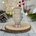 Bougie artisanale Casse-Noisette de couleur beige, sculptée à la main pour une décoration de Noël élégante, esprit contes d'hiver et tradition.