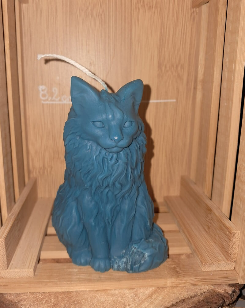 Bougie artisanale orignale en forme de chat bleu, design élégant et zen. Idée cadeau pour amoureux des chats et décoration d'intérieur cocooning.
