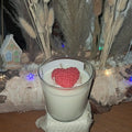 Bougie artisanale en pot de 265g avec un cœur de cire rouge texturé posé sur une base de cire blanche, design minimaliste et romantique.