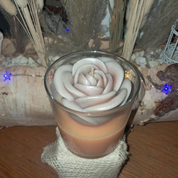 Bougie artisanale en forme de rose fermée délicatement sculptée, idéale pour une décoration romantique, un cadeau de Saint-Valentin ou de Fête des Mères.