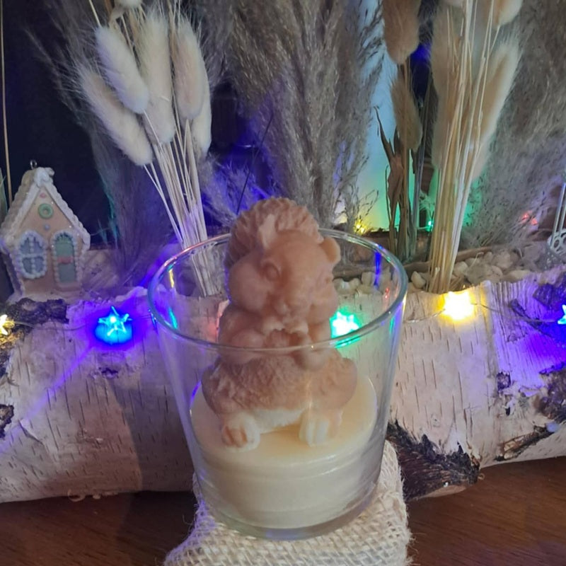 Bougie artisanale bicolore représentant un écureuil tenant une noisette, pot en verre 265g.