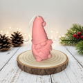 Bougie artisanale en forme de gnome rose, moulée à la main. Figurine décorative féerique pour une ambiance de Noël douce, originale et cocooning.
