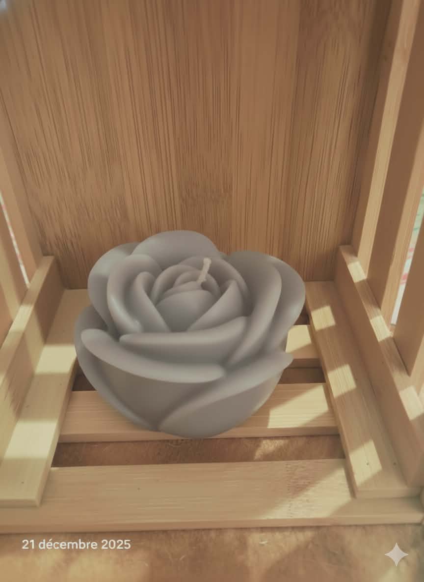 Bougie artisanale en forme de rose fermée délicatement sculptée, idéale pour une décoration romantique, un cadeau de Saint-Valentin ou de Fête des Mères.