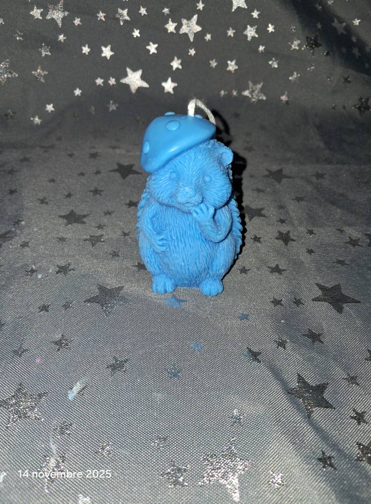 Bougie artisanale en forme de hérisson bleu, coulée à la main. Objet de décoration tendre et poétique pour chambre de bébé ou ambiance cocooning.