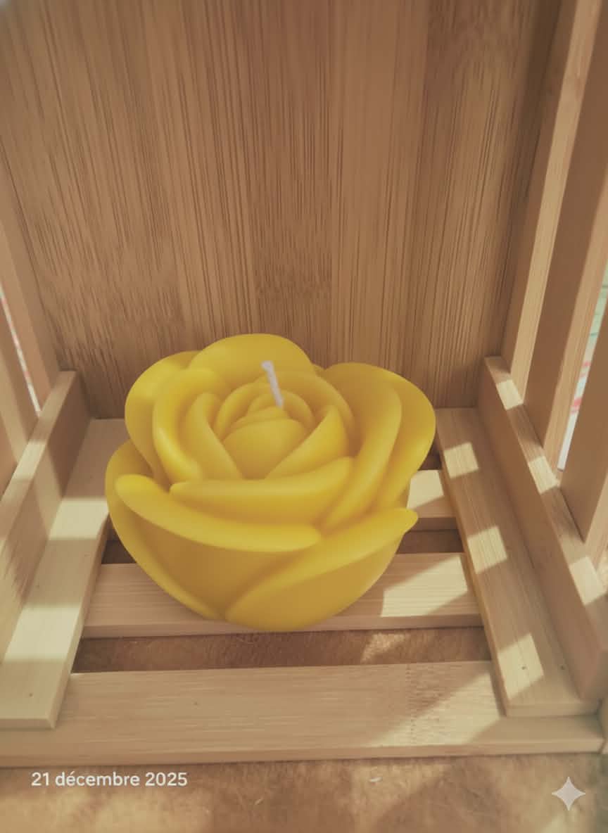 Bougie artisanale en forme de rose fermée délicatement sculptée, idéale pour une décoration romantique, un cadeau de Saint-Valentin ou de Fête des Mères.