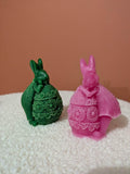 Duo de bougies artisanales en forme de lapins avec motifs dentelle et fleurs en relief, coloris rose tendre et vert sapin, décoration chambre d'enfant.
