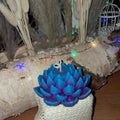 Bougie artisanale en forme de fleur de lotus avec un dégradé de couleurs bleu et violet, design spirituel pour la méditation et la décoration zen.