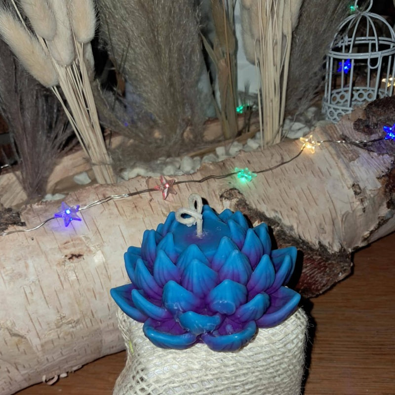 Bougie artisanale en forme de fleur de lotus avec un dégradé de couleurs bleu et violet, design spirituel pour la méditation et la décoration zen.