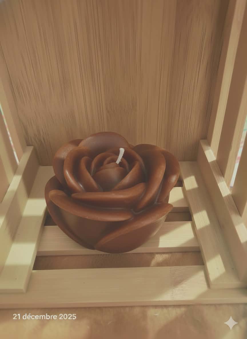 Bougie artisanale en forme de rose fermée délicatement sculptée, idéale pour une décoration romantique, un cadeau de Saint-Valentin ou de Fête des Mères.