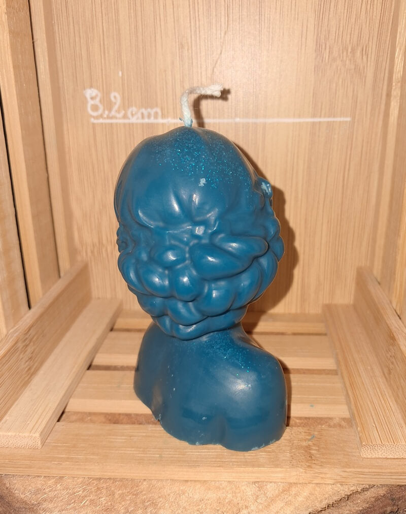 Bougie bleue artisanale en forme de buste de femme aux courbes délicates vue de dos, style sculpture antique et minimaliste pour décoration d'intérieur.