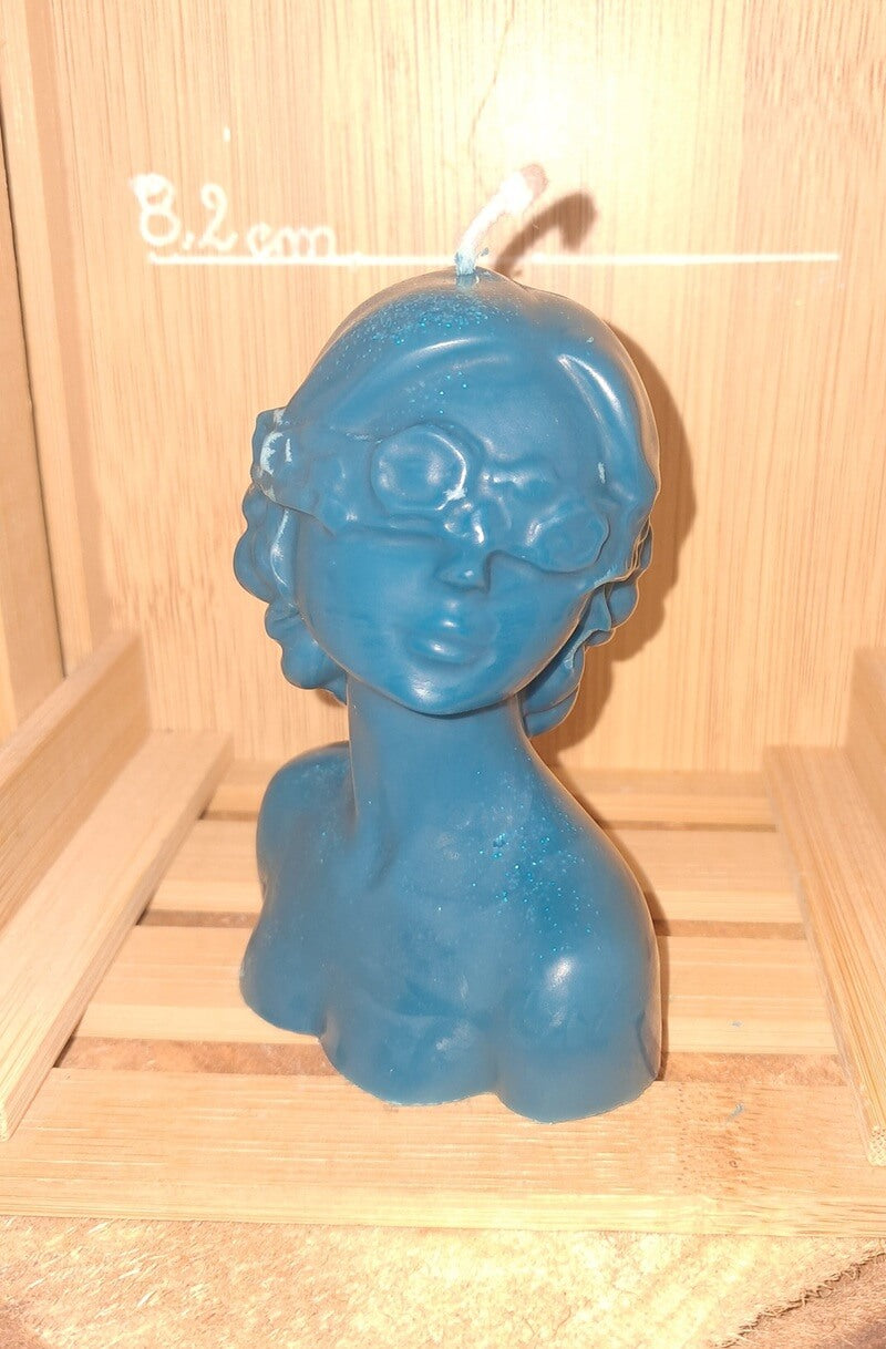 Bougie bleue artisanale en forme de buste de femme aux courbes délicates, style sculpture antique et minimaliste pour décoration d'intérieur.