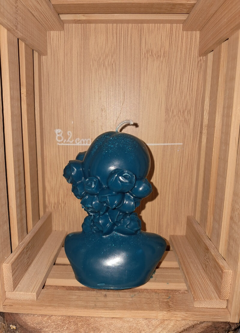 Bougie artisanale bleue, vu de dos, de 135g représentant un buste de femme élégant, forme de sculpture antique revisitée pour une décoration d'intérieur poétique et minimaliste.