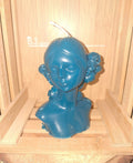 Bougie artisanale bleue de 135g représentant un buste de femme élégant, forme de sculpture antique revisitée pour une décoration d'intérieur poétique et minimaliste.