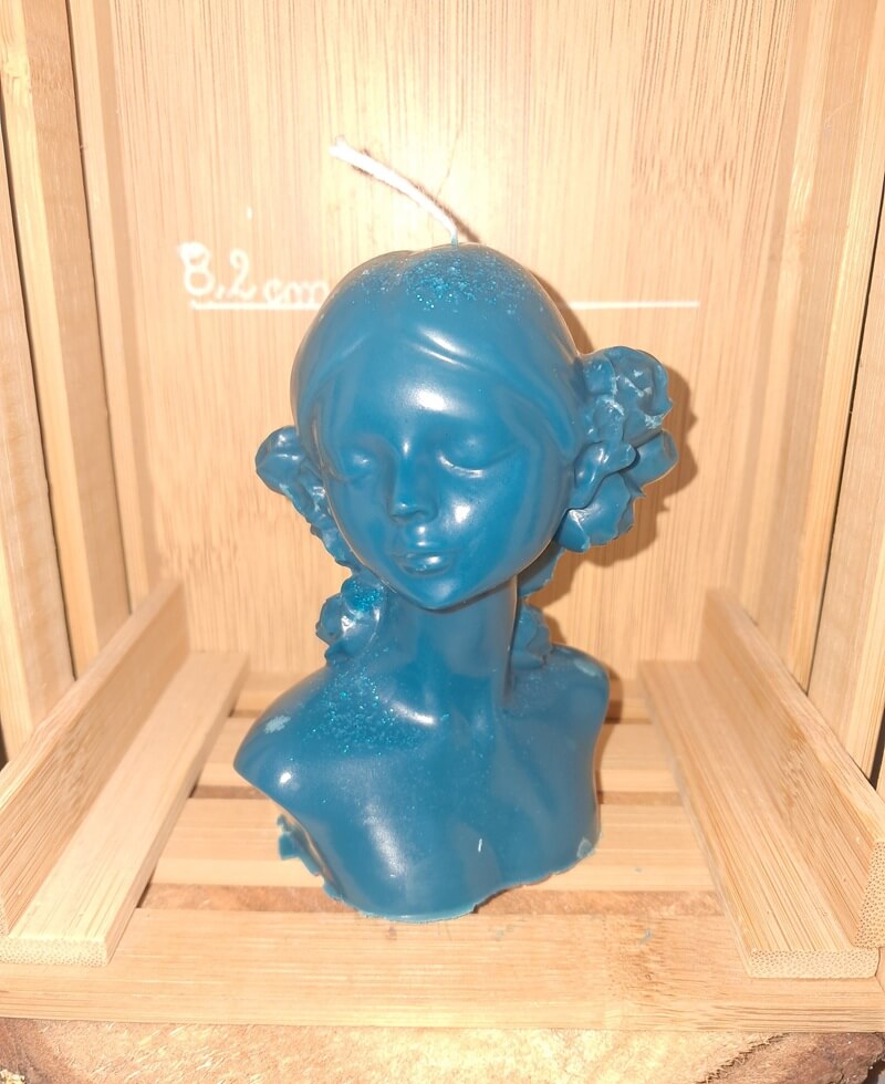 Bougie artisanale bleue de 135g représentant un buste de femme élégant, forme de sculpture antique revisitée pour une décoration d'intérieur poétique et minimaliste.