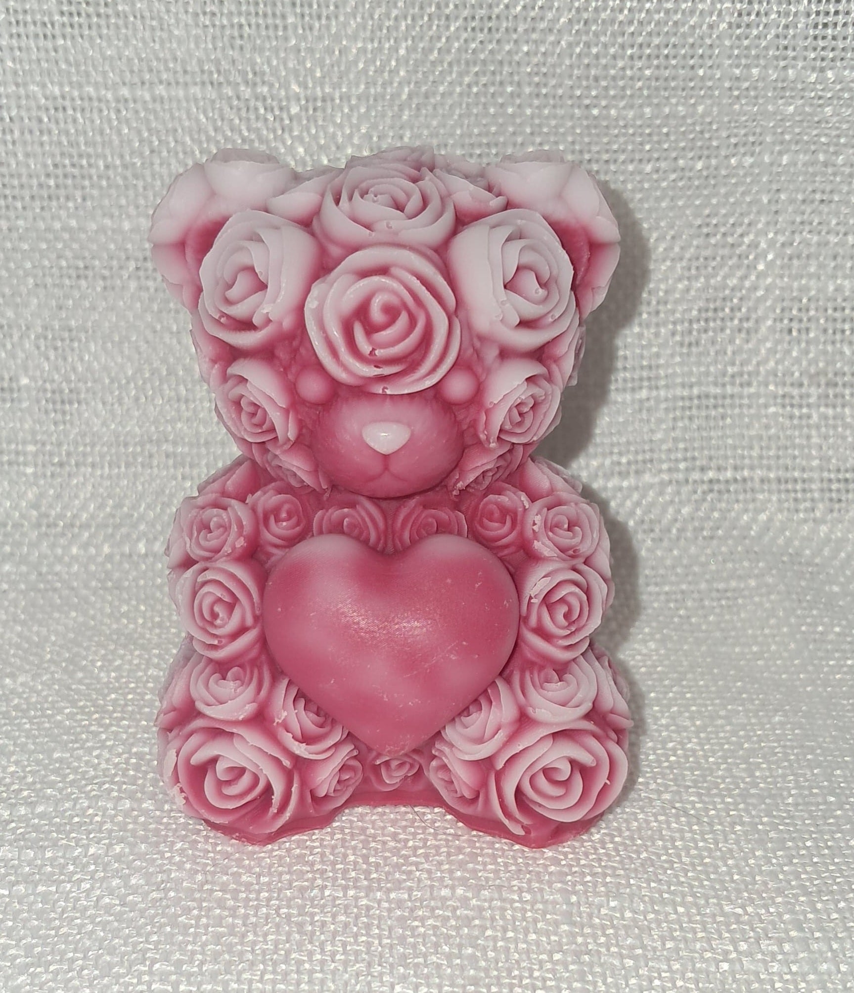 bougie ourson amoureux aux roses sculptees blanches avec coeur rouge