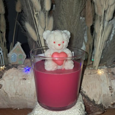 bougie avec ourson amoureux en roses sculptees avec coeur rouge dans un pot