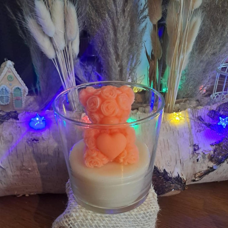 Bougie artisanale en forme d'ourson couvert de roses et tenant un cœur entre ses pattes, disponible en petit et grand format, cadeau de Saint-Valentin.