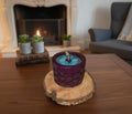 Grande bougie artisanale de 490g en forme de pâquerette monumentale, pot et fleur entièrement façonnés en cire, design floral et architectural.