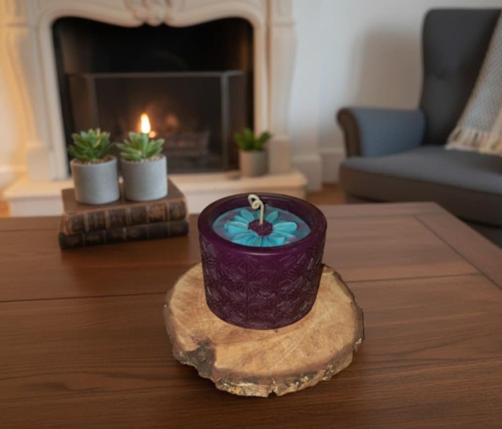 Grande bougie artisanale de 490g en forme de pâquerette monumentale, pot et fleur entièrement façonnés en cire, design floral et architectural.