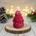 Invitez la magie des fêtes avec notre bougie Père Noël Gourmand rouge. Une création artisanale unique pour illuminer vos soirées d'hiver et décorer votre table avec douceur.