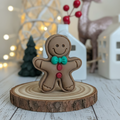 Bougie artisanale en forme de bonhomme pain d'épices marron, faite main. Une décoration de Noël gourmande et chaleureuse inspirée des biscuits de l'avent.