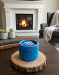 Grande bougie artisanale de 457g composée d'une pivoine aux pétales détaillés et de son pot, le tout sculpté entièrement en cire naturelle pour une décoration de luxe.