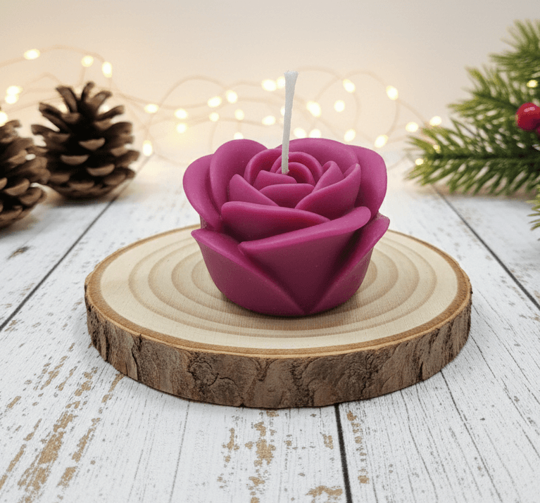 Bougie artisanale en forme de rose fermée délicatement sculptée, idéale pour une décoration romantique, un cadeau de Saint-Valentin ou de Fête des Mères.