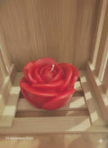 Bougie artisanale en forme de rose fermée délicatement sculptée, idéale pour une décoration romantique, un cadeau de Saint-Valentin ou de Fête des Mères.
