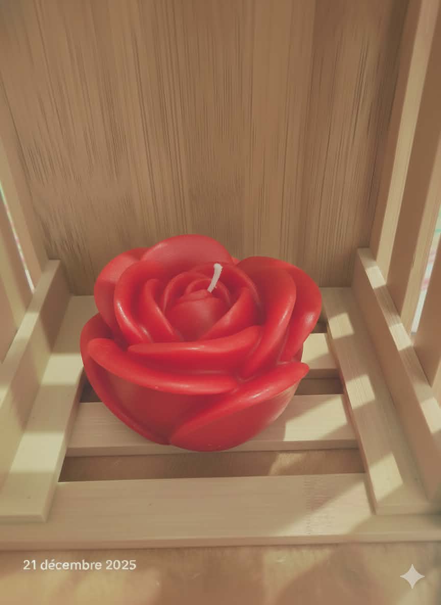 Bougie artisanale en forme de rose fermée délicatement sculptée, idéale pour une décoration romantique, un cadeau de Saint-Valentin ou de Fête des Mères.

