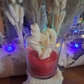 Bougie artisanale bicolore représentant un couple enlacé dans un baiser passionné, sculpture de cire blanche sur base rouge, poids 265g, cadeau romantique.